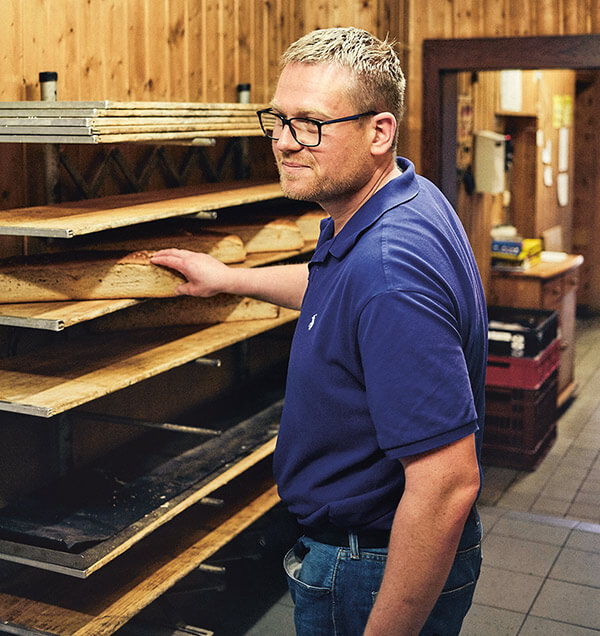 Bäckermeister Ulf Fischer bei der Arbeit