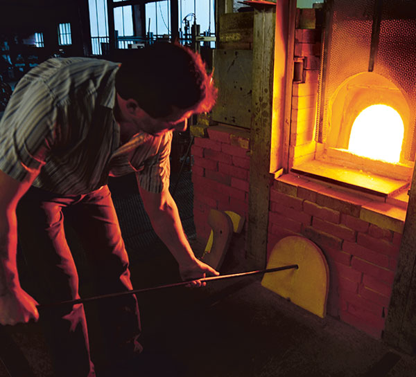 Glasmacher am Ofen der Glashütte in Frauenau