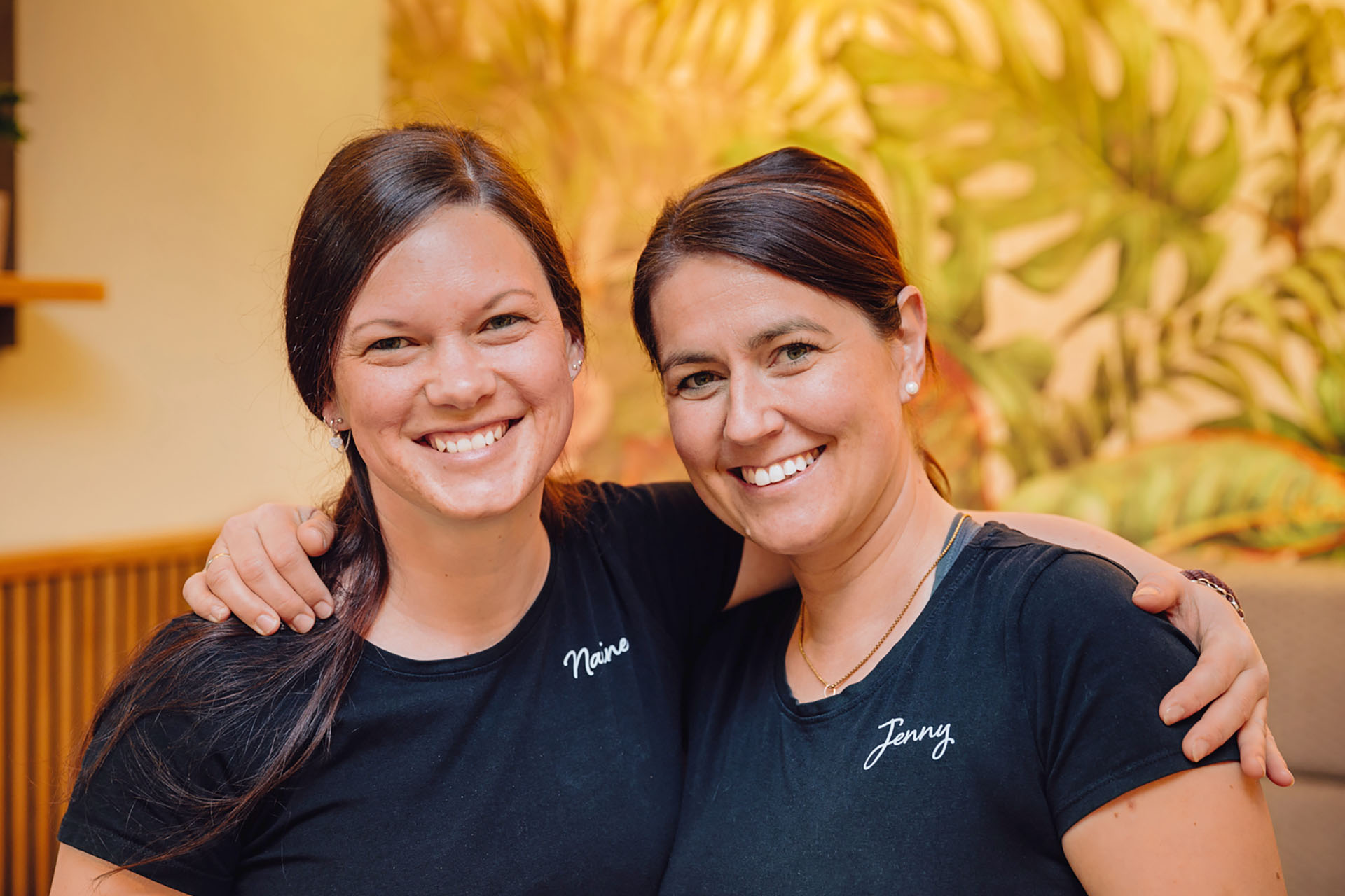 Das Bild zeigt die Betreiberinnen des Cafès Nadine Wehner-Hach (links) und Jenny Back (rechts)