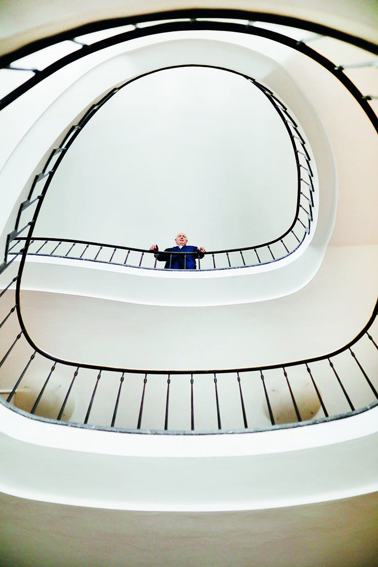 Handwerkspräsident Peteranderl im Treppenhaus der Handwerkskammer