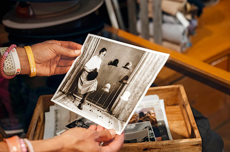 Das Bild zeigt eine alte Fotografie von Verena Mayers Großmutter Anny Gandlgruber, die das Geschäft 1924 gründete