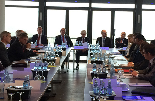 Meinungsaustausch in der Nordoberpfalz:<br /><p>Landrat Wolfgang Lippert, Landrat Andreas Meier, Oberbürgermeister Kurt Seggewiß gemeinsam mit dem LfA-Generalbevollmächtigten Dr. Hans Schleicher und dem stellvertretenden LfA-Vorstandsvorsitzenden Dr. Thies Claussen</p>