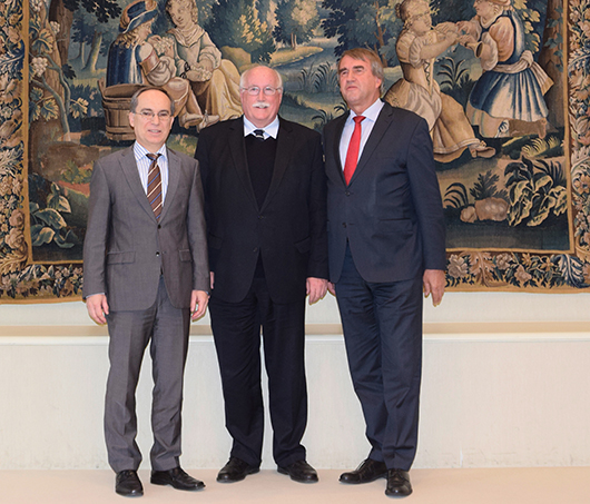 Erfahrungsaustausch:<br /><p>Regierungspräsident Wilhelm Wenning (mitte), stellvertretender LfA-Vorstandsvorsitzender Dr. Thies Claussen (rechts) und LfA-Vorstandsmitglied Hans Peter Göttler (links)</p>
