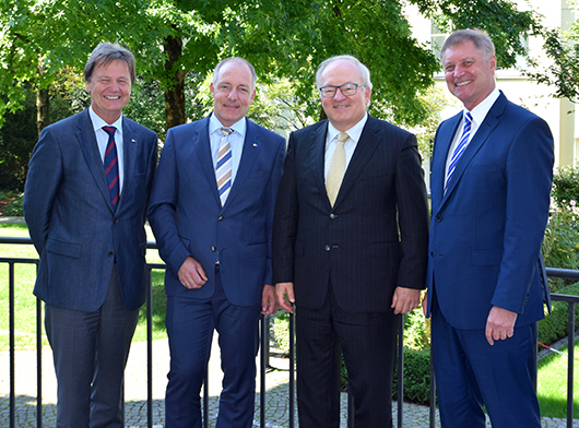 Erfahrungsaustausch:<br /><p>Walter Keilbart, Hauptgeschäftsführer Industrie- und Handelskammer Niederbayern, Thomas Leebmann, Präsident Industrie- und Handelskammer Niederbayern, Dr. Otto Beierl, Vorstandsvorsitzender LfA Förderbank Bayern, Dr. Hans Schleicher, stellvertretender Vorstandsvorsitzender LfA Förderbank Bayern (v.l.n.r.)</p>