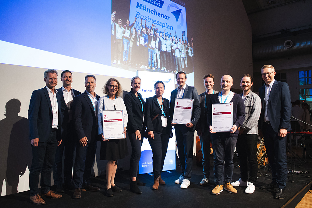 Die Siegerteams<br /><p>des Münchener Businessplan Wettbewerbs gemeinsam mit BayStartUP-Geschäftsführer Dr. Carsten Rudolph (links) und LfA-Vorstandsmitglied Stefan Höck (rechts)</p>
<p>© BayStartUP / Andreas Gebert</p>